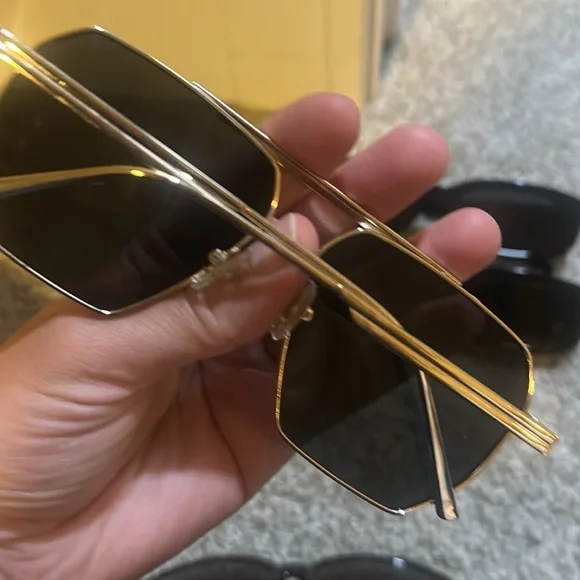 Selling 4 pair of sunglasses - Picture 7 of 8
